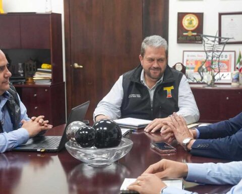 Tomás Gutiérrez, alcalde de Ramos Arizpe, en reunión con directivos de la CFE.