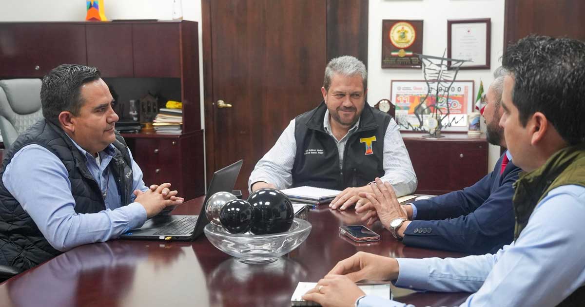 Tomás Gutiérrez, alcalde de Ramos Arizpe, en reunión con directivos de la CFE.