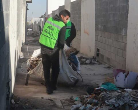 Trabajadores realizando limpieza en los callejones de Saltillo.