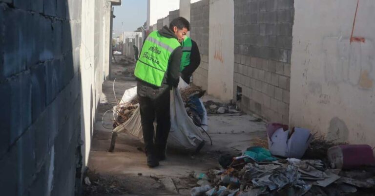 Trabajadores realizando limpieza en los callejones de Saltillo.