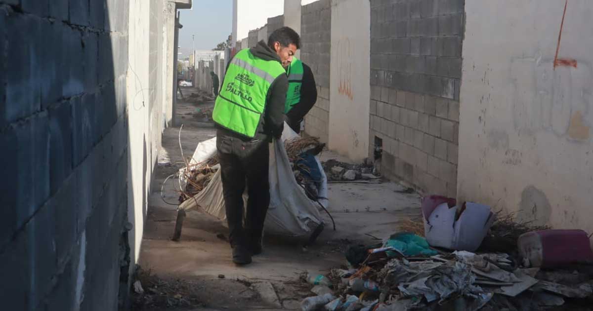 Trabajadores realizando limpieza en los callejones de Saltillo.