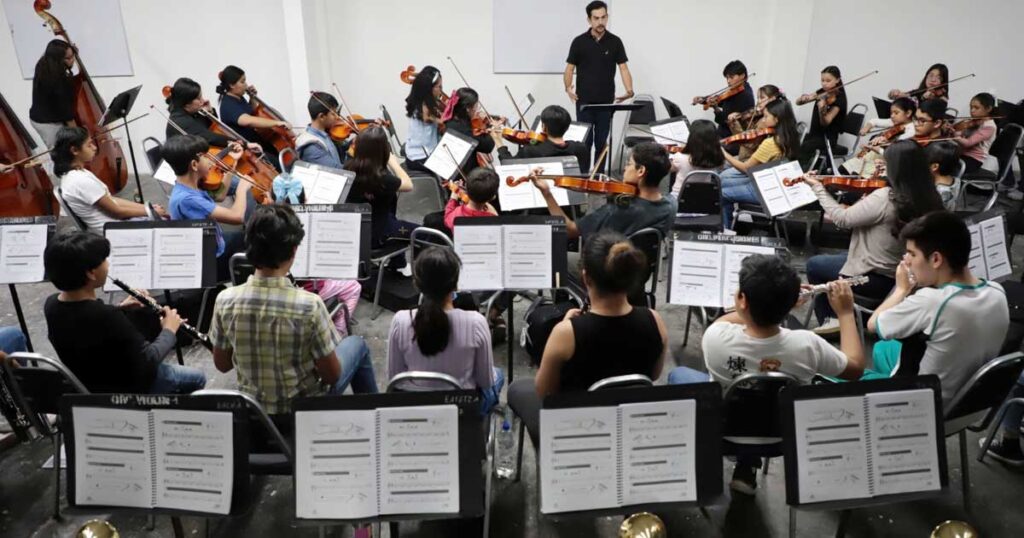 Niñas y niños de a Orquesta y Coro Esperanza Azteca en Saltillo.