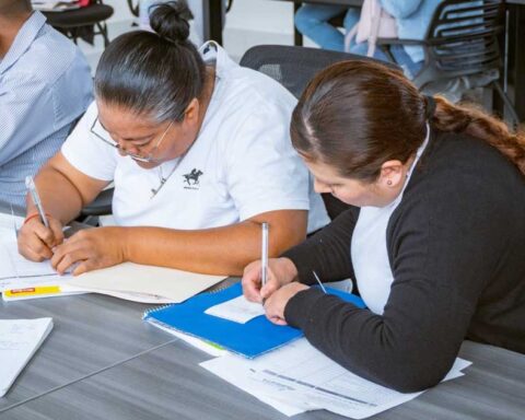 Personas en la prepa abierta del Centro de Justicia Municipal en Torreón.