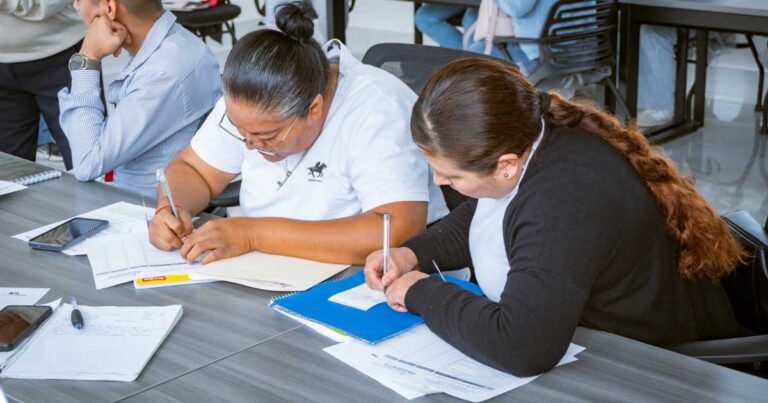 Personas en la prepa abierta del Centro de Justicia Municipal en Torreón.