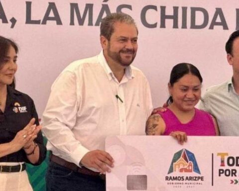 Alcalde de Ramos Arizpe Tomás Gutiérrez entregando la tarjeta a una mujer.