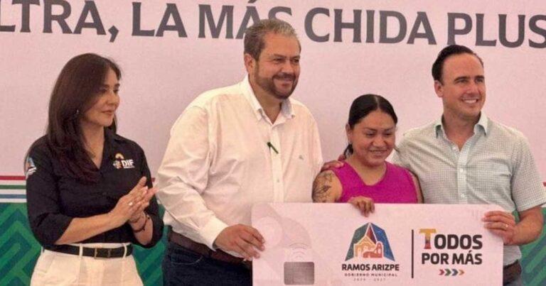 Alcalde de Ramos Arizpe Tomás Gutiérrez entregando la tarjeta a una mujer.