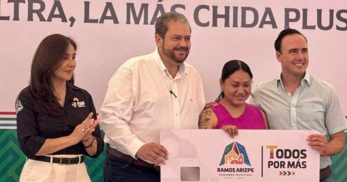 Alcalde de Ramos Arizpe Tomás Gutiérrez entregando la tarjeta a una mujer.