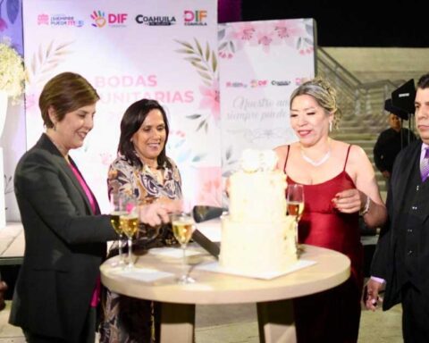 Pareja casándose en boda comunitaria en Torreón.