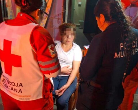 Mujer siendo atendida por paramédicos y una agente de la Policía Municipal en Torreón.