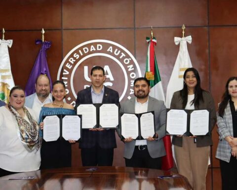 Firma del convenio con el rector de la UAdeC Octavio Pimentel y funcionarios del IEC.
