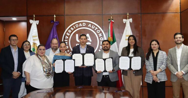 Firma del convenio con el rector de la UAdeC Octavio Pimentel y funcionarios del IEC.