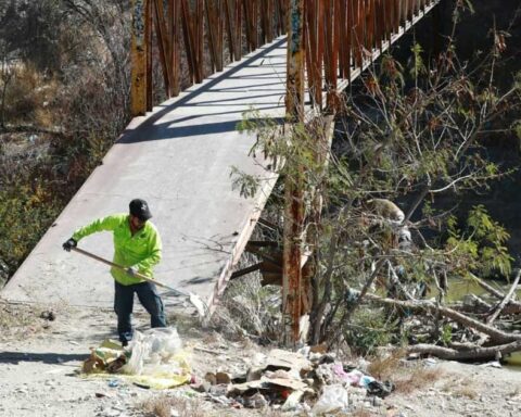 Trabajador limpiando un arroyo en Saltillo.