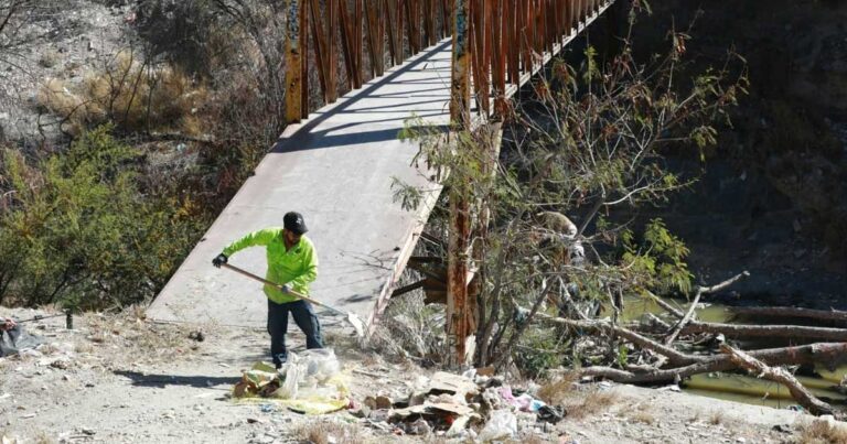 Trabajador limpiando un arroyo en Saltillo.
