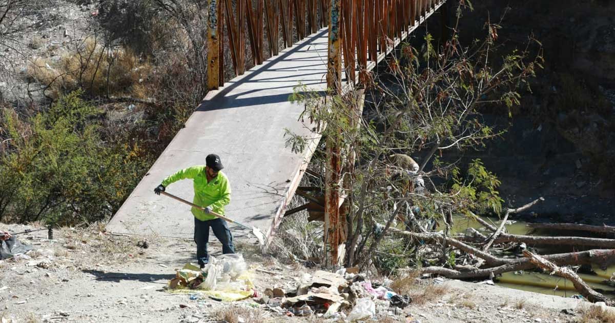 Trabajador limpiando un arroyo en Saltillo.