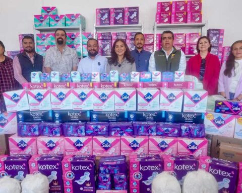 Entrega de toallas sanitarias por parte del DIF de Ramos Arizpe.
