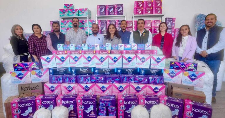 Entrega de toallas sanitarias por parte del DIF de Ramos Arizpe.