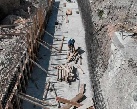 Trabajadores en la obra de rehabilitación del canal pluvial en Saltillo.