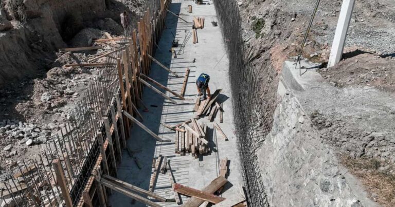 Trabajadores en la obra de rehabilitación del canal pluvial en Saltillo.
