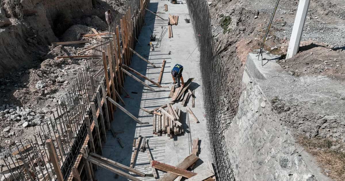 Trabajadores en la obra de rehabilitación del canal pluvial en Saltillo.