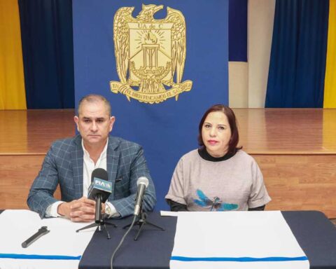 Conferencia de prensa en la UAdeC.