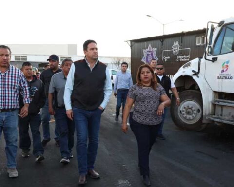 Javier Díaz, alcalde de Saltillo, tras dialogar con personal en paro de labores.