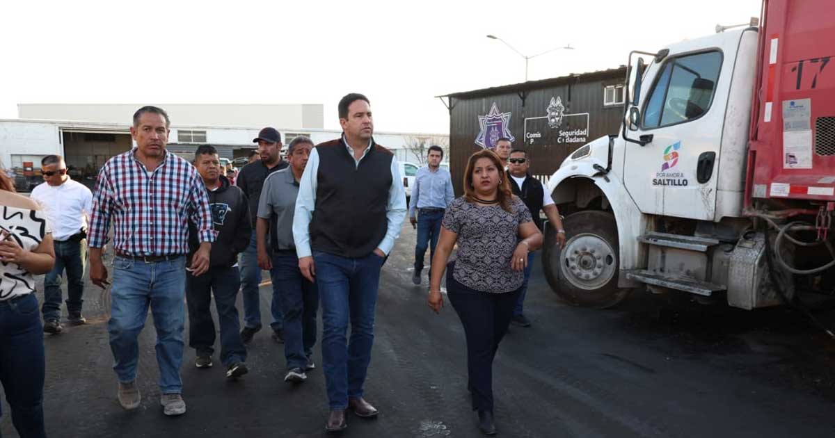 Javier Díaz, alcalde de Saltillo, tras dialogar con personal en paro de labores.