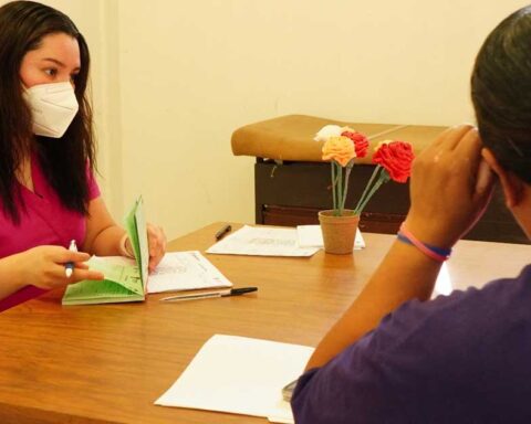 Doctora atendiendo en centro comunitario de Torreón.
