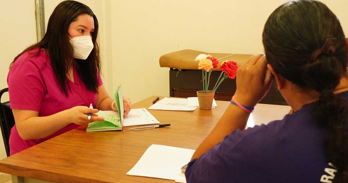 Doctora atendiendo en centro comunitario de Torreón.