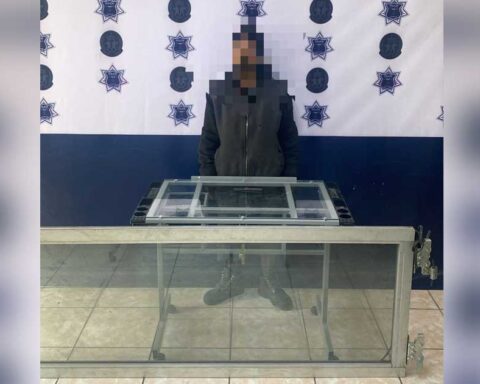 Hombre detenido en Torreón con los objetos asegurados.