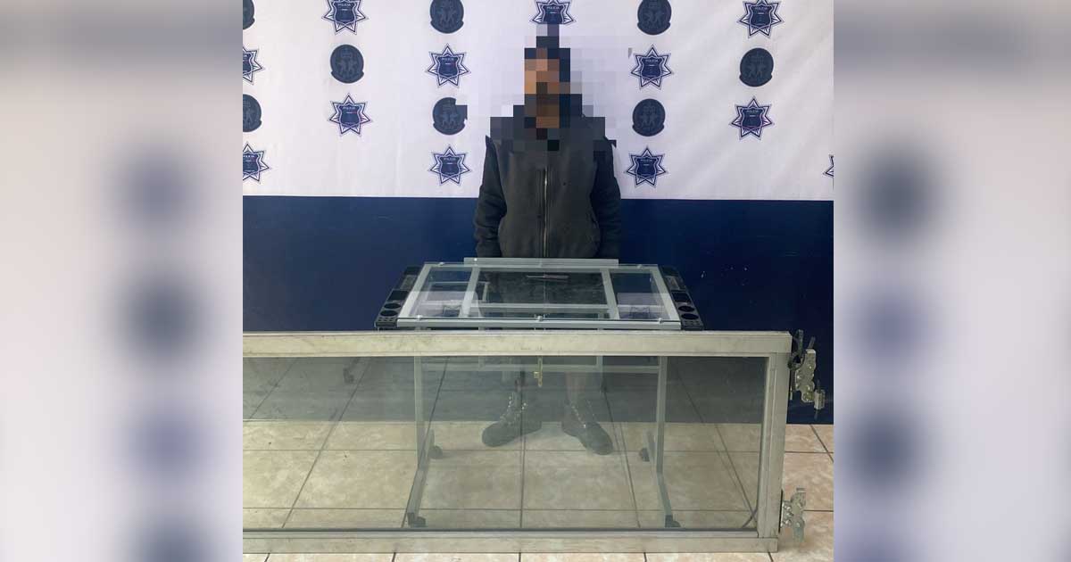 Hombre detenido en Torreón con los objetos asegurados.