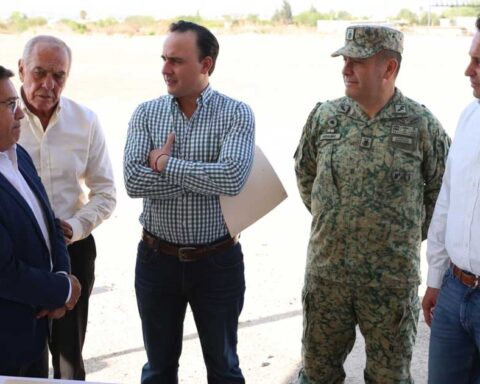 El gobernador Manolo Jiménez y otros funcionarios durante la donación de un terreno para el IMSS.
