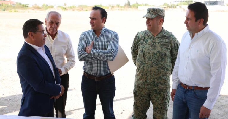 El gobernador Manolo Jiménez y otros funcionarios durante la donación de un terreno para el IMSS.