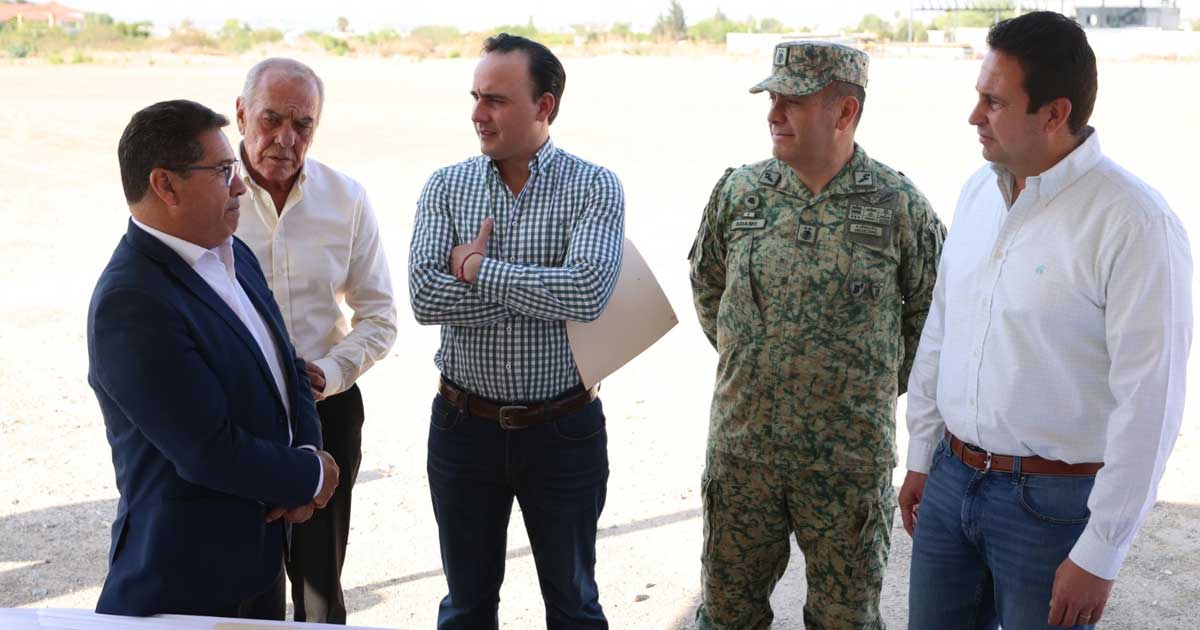 El gobernador Manolo Jiménez y otros funcionarios durante la donación de un terreno para el IMSS.