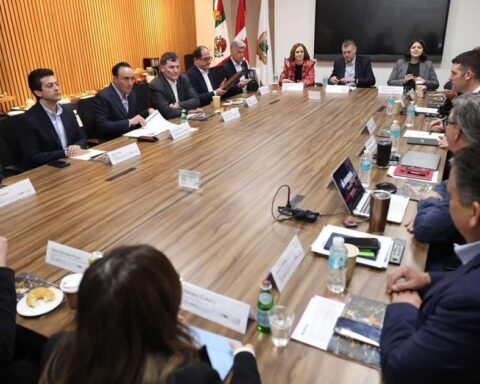 El gobernador Manolo Jiménez en reuníón con funcionarios de Canadá.