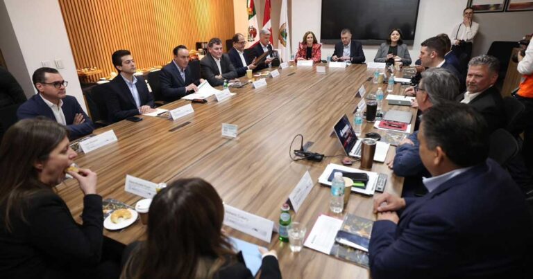 El gobernador Manolo Jiménez en reuníón con funcionarios de Canadá.