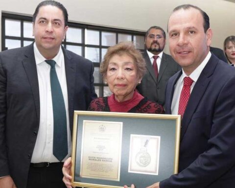 Elvia Morales, cronista, recibiendo el reconocimiento de la Presea Parras.