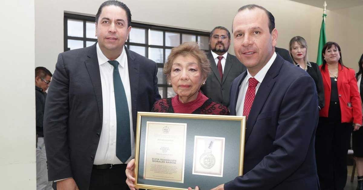 Elvia Morales, cronista, recibiendo el reconocimiento de la Presea Parras.
