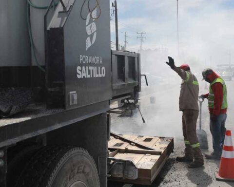 Reparación de asfalto dañado en Saltillo.