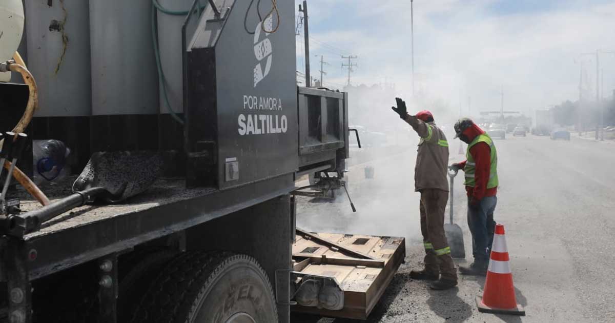 Reparación de asfalto dañado en Saltillo.