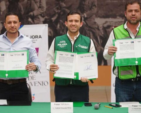Firma de convenio de Mejora Coahuila, con Gabriel Elizondo en medio.