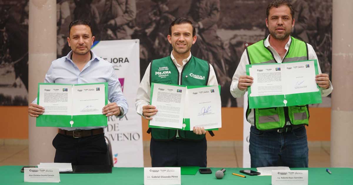 Firma de convenio de Mejora Coahuila, con Gabriel Elizondo en medio.