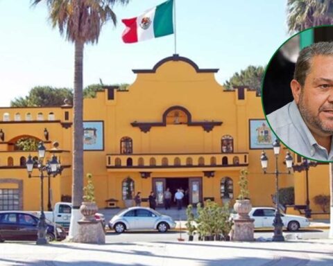 Exterior del Ayuntamiento de Ramos Arizpe y, en un círculo, el alcalde Tomás Gutiérrez.