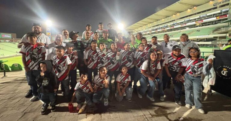 Niños y jóvenes que asistieron a un partido en el TSM.