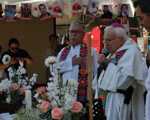 Raúl Vera, obispo emérito de Saltillo, encabezando la misa por el aniversario 20 de la tragedia en Pasta de Conchos.
