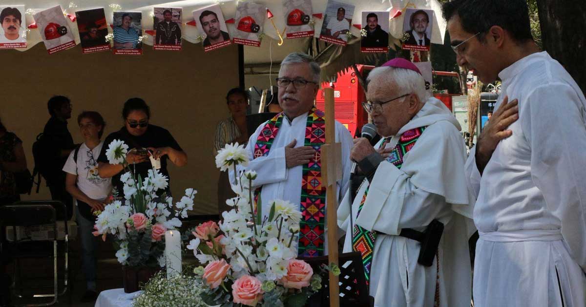 Raúl Vera, obispo emérito de Saltillo, encabezando la misa por el aniversario 20 de la tragedia en Pasta de Conchos.