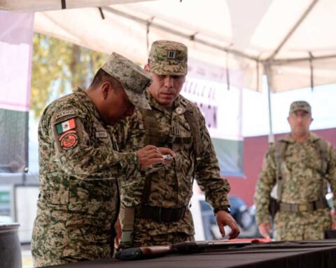 Militares durante el canje de armas en Saltillo.