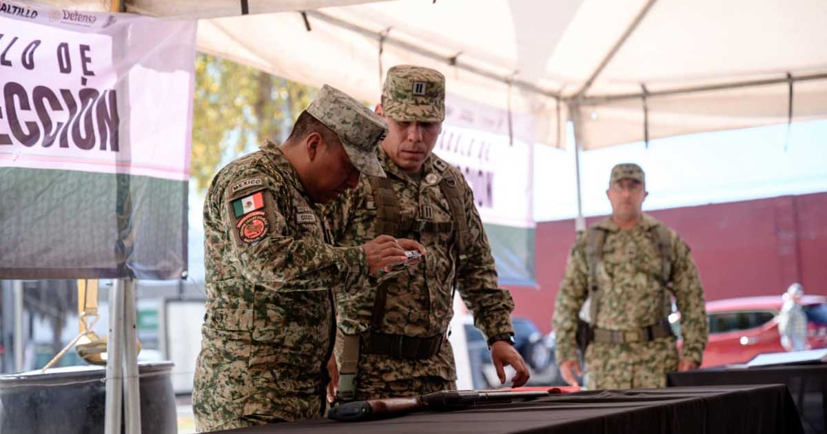 Militares durante el canje de armas en Saltillo.