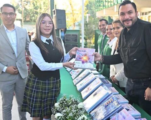 Alcalde Carlos Villarreal entregando material escolar en Conalep de Monclova.