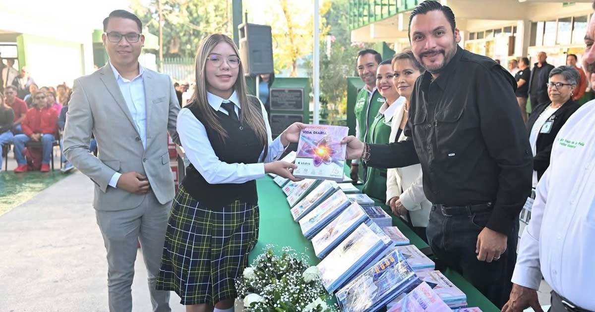 Alcalde Carlos Villarreal entregando material escolar en Conalep de Monclova.