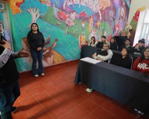 Promoción de Participa Saltillo frente a estudiantes de la Universidad Carolina.